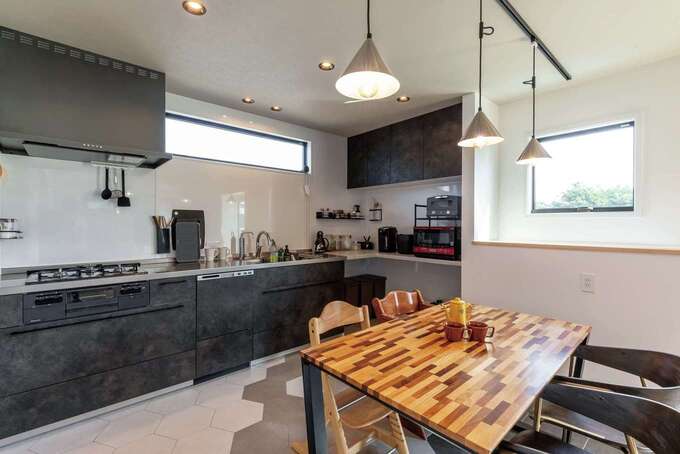 17畳のLDKをなるべく広く使えるよう、キッチンを壁付けに、さらにワークトップを造作でL字型に伸ばして機能性をUP