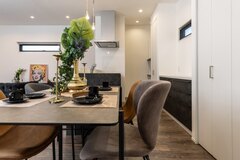 シックなトーンと素材感でまとめられた大人なダイニングキッチン【OWN RESORT HOME（オウンリゾートホーム）】