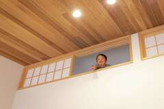 小屋裏は子どもの大のお気に入り空間。小屋裏の窓から顔を出して、ママに「おーい」と得意気に声をかける【Yamaguchi Design 】