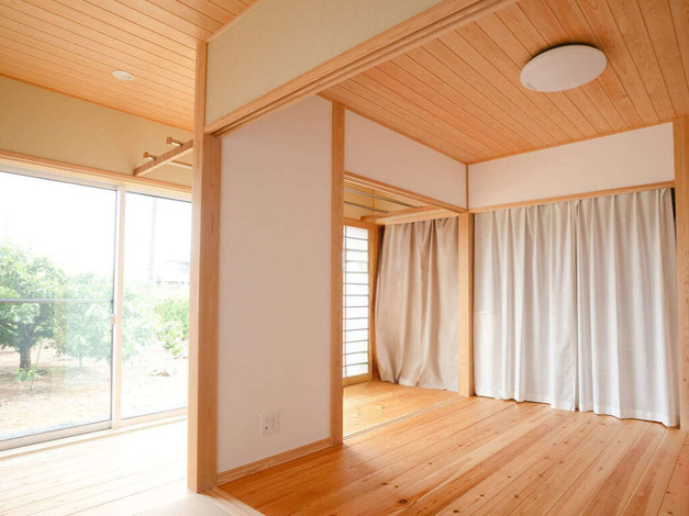 寝室にはカーテン付きの収納、室内干し用の板の間、寝転んで過ごせる畳の縁側と、さまざまなスペースが用意されている
