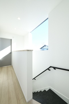 明るく開放的な廊下。大きな窓から差し込む自然光が心地よさをもたらす。【REIWA HOUSE（令和ハウス）】
