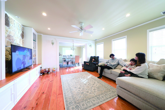 ゆったりとした27.5畳のLDK。アメリカから取り寄せた石の壁が、空間のアクセントになっている