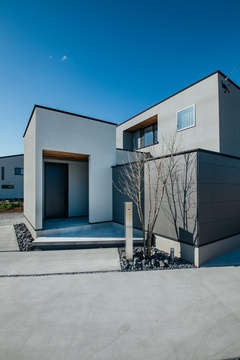 モダンでスタイリッシュな外観を持つ2階建ての住宅。シンプルながらも洗練されたデザインが際立ち、落ち着いた雰囲気を演出している。【S.CONNECT（エスコネクト）】