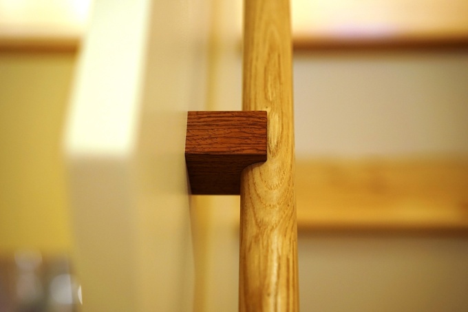 温かみのある木材で仕上げられた手作りの階段につく手すり。手触りが良く、安全性とデザイン性を両立した階段。違う木の素材を入れて遊びもプラス