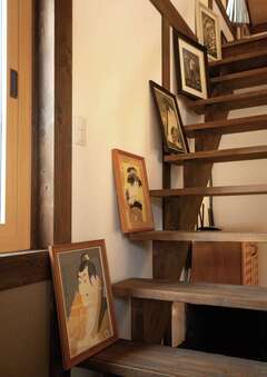 階段も無垢仕立て。趣味で集めた和の絵画も雰囲気になじむ【Milky House】