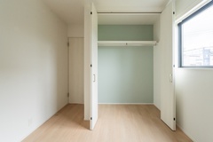 シンプルな内装で、年齢や好みに合わせてアレンジしやすい子ども部屋。成長しても使いやすい設計となっている。