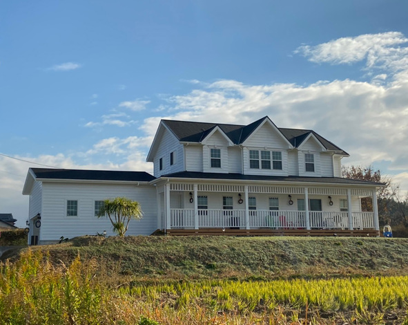 約150坪の広大な敷地に立つF邸の外観。理想のアメリカンハウスが完成し、サボテン栽培など趣味がさらに広がったそう