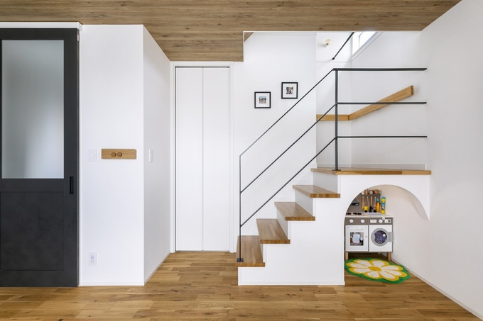 ナチュラルな木目が美しいスケルトン階段。階段下のスペースを有効活用して、インテリアとしてのアクセントも加わっている。