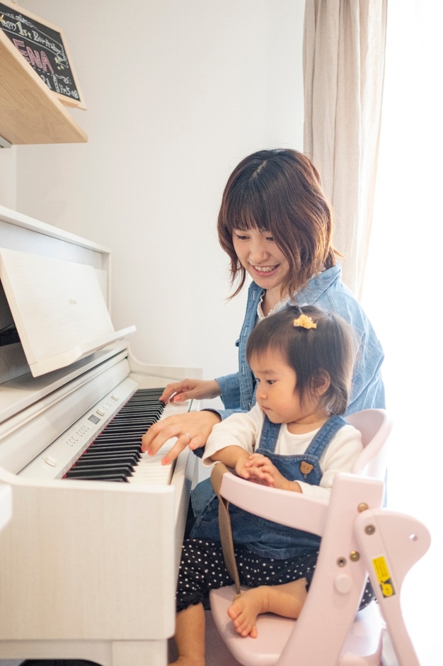白いピアノは奥さまのお母さまからの新築祝い。思いっきり弾いても、セルロースファイバーの吸音効果で、音が外に漏れません。