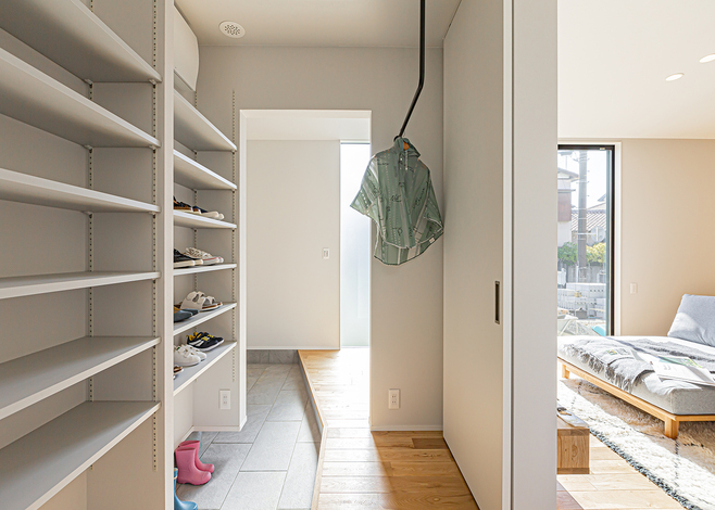 玄関には2WAYの動線を確保。家族が帰宅すると、靴のままシューズインクローゼットを経由して洗面やランドリーへ向かうことができる