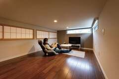 小屋裏に上がる階段は途中で2方向に分かれていて、一方は収納＆子どもの遊び場に。もう一方は夫妻のくつろぎスペースに利用。障子の窓を開けるとLDKを見渡すことができ、家族と会話もできる【Yamaguchi Design 】
