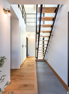 シンプルかつモダンなスケルトン階段が空間のアクセントになっています。木目と鉄骨の組み合わせがスタイリッシュで開放感を演出。