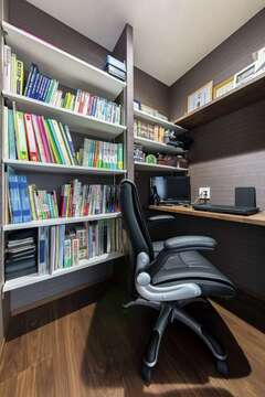 ２階のご主人の書斎は、漫画喫茶のパーソナルスペースと同じ広さにリクエスト。1階トイレと同じ1.5畳で、おこもり感があり居心地がいい