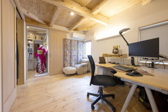 木のぬくもりが感じられるワークスペース。自然光が差し込む窓辺で、快適に仕事が進められるようにデザインされている
