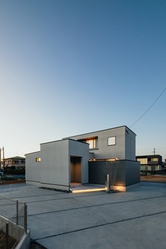 シンプルでモダンなデザインの住宅外観。無駄のないフォルムが洗練された印象を与え、落ち着いた色調が周囲の風景に溶け込む。【S.CONNECT（エスコネクト）】