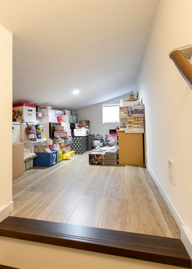片流れの屋根を活かし、天井裏を小屋裏収納に。趣味で集めた品や本など、細々とした物をまとめて置ける場所があると、家の中をキレイに保てる