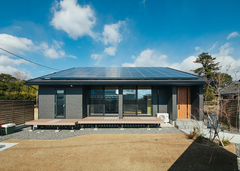 広い敷地を活かして完成した平屋建て。軒を深く伸ばしたことで、夏の直射日光が遮られ、太陽高度の低い冬は、室内の奥まで光を届けてくれる。15kWの太陽光発電（初期費用0円）を搭載し、光熱費を軽減【アイ工務店】