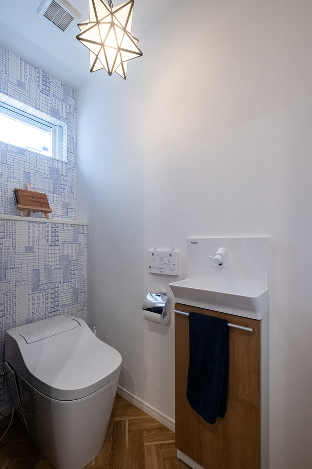 タンクレスのトイレなら掃除がラクで、圧迫感もない。トイレ内に手洗い器をつけることで衛生的もばっちり。来客にもトイレを貸しやすい
