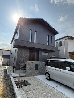 モダンなデザインの外観が際立つ住宅。美しいラインとダークトーンの外壁材が、スタイリッシュな印象を与えている【パナソニックホームズ中部第一支社 愛知第一支店・愛知第二支店】