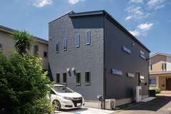 強めの色でかっこいい系が希望だったという外観。スリット窓でよりスタイリッシュに【三和建設】