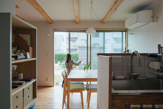 キッチンに立つとリビング、庭まで見渡せる