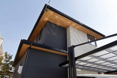 シンプルでモダンな外観の二階建て住宅。外壁が洗練された印象を与え、耐久性と美しさを兼ね備えている。【サーラ住宅 豊橋支店】