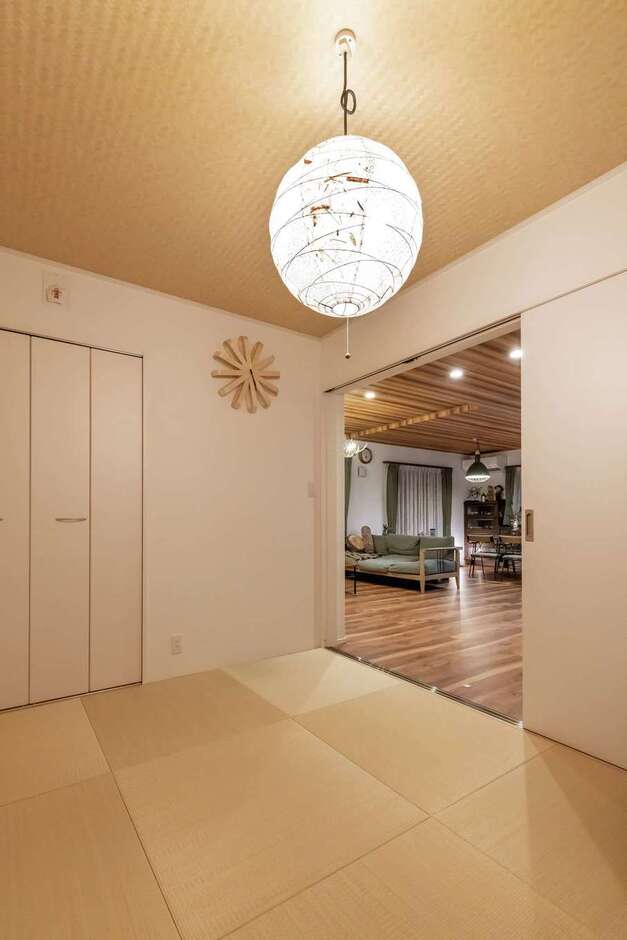 子どもの遊び場や客間、ゲストの寝室としても使える和室。照明や時計にもこだわりを感じる