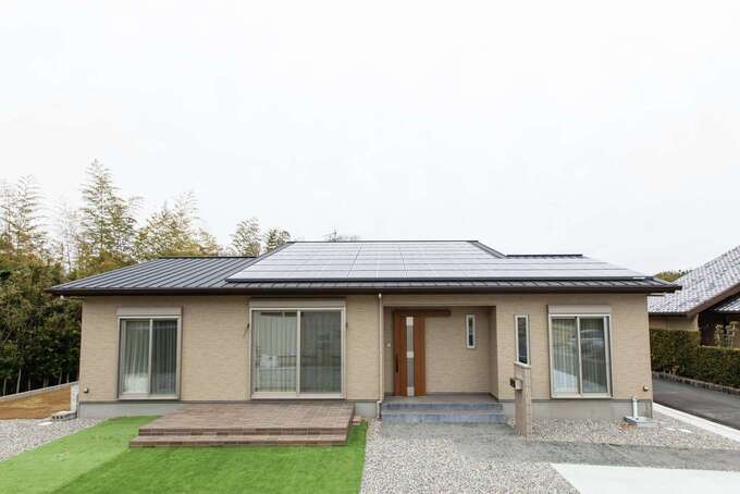 緑ゆたかな高台に立つ平屋建てのK邸。初期費用0円で太陽光発電設備を搭載できる「ZERO SECH（ゼロセッチ）」を採用。屋根には14.72kWの太陽光パネルを搭載している