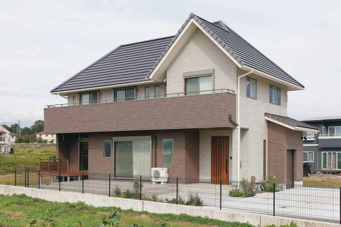 三角屋根のボリューム感のある外観。洗濯物をたくさん干せる大きなバルコニーも奥さまのご希望