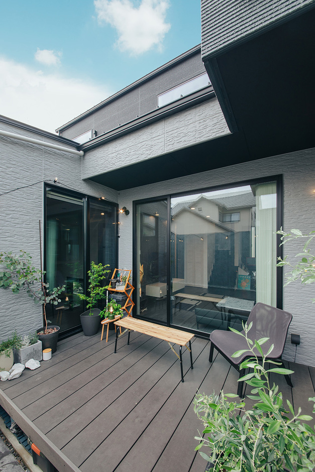 和室、リビング、ダイニングに面した中庭。開けた南側をモルタルの壁で隠しているので、プライバシーを守りながらBBQや子どもプールなどを存分に楽しむことができる