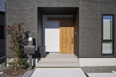 木目調の扉が温かみを感じさせる玄関。シンプルながら洗練されたデザインが魅力【タマホーム】