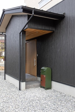 おしゃれなデザインの目隠しを兼ねた玄関ポーチ。
