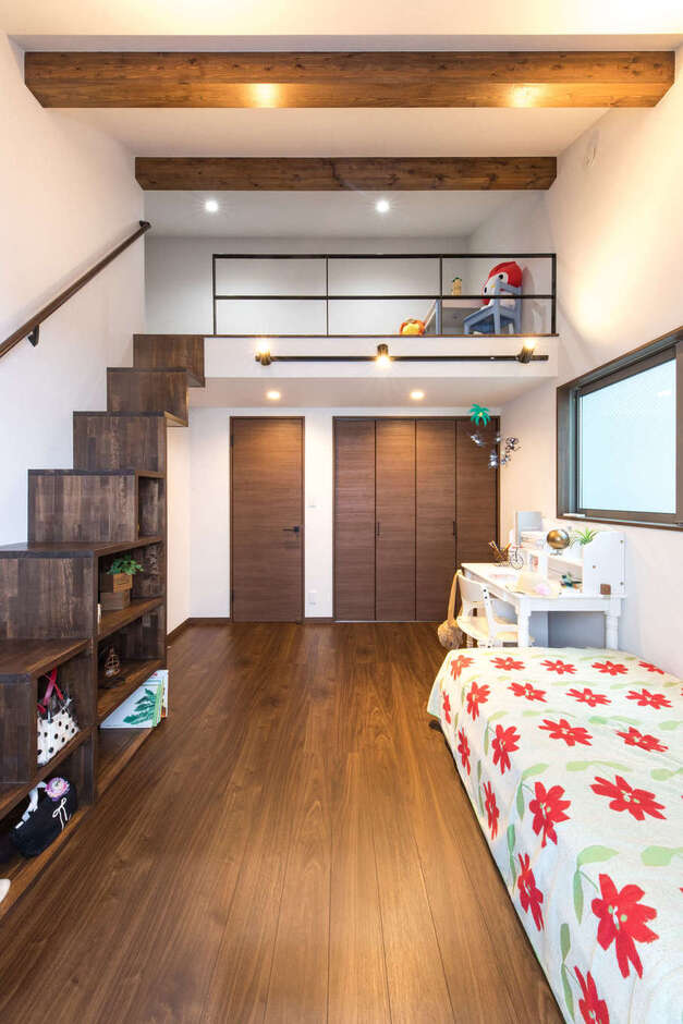 子ども部屋には広々としたロフトも設けた。上り下りは収納家具も兼ねた階段で。大きなクローゼットも完備