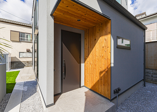 玄関ドアは道路からは見えにくい位置に設置