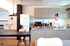 家族の絆を深めるフレンドリーなキッチン。キッチン横のダイニングで動線も良く、自然と会話が弾むデザインとなっている。
