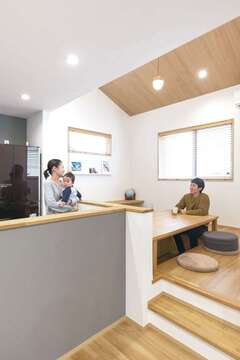 ダイニングをスキップフロアにしたことで、キッチンに立つ奥さまと子どもたちとの目線の高さが同じになり、コミュニケーションを取りやすい。勾配天井を採用し、より開放感が生まれた。キッチンからはリビング、ダイニング、畳コーナー、庭まで見渡せるので、奥さまも家族の気配を感じながら家事や料理ができて安心