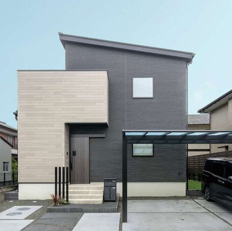 外観は片流れ屋根とブラック×グレーのツートンでモダンな表情に。屋根には10kWの太陽光パネルを搭載。予算内で9.5kWの蓄電池も採用でき、月々の光熱費が大きく抑えられている
