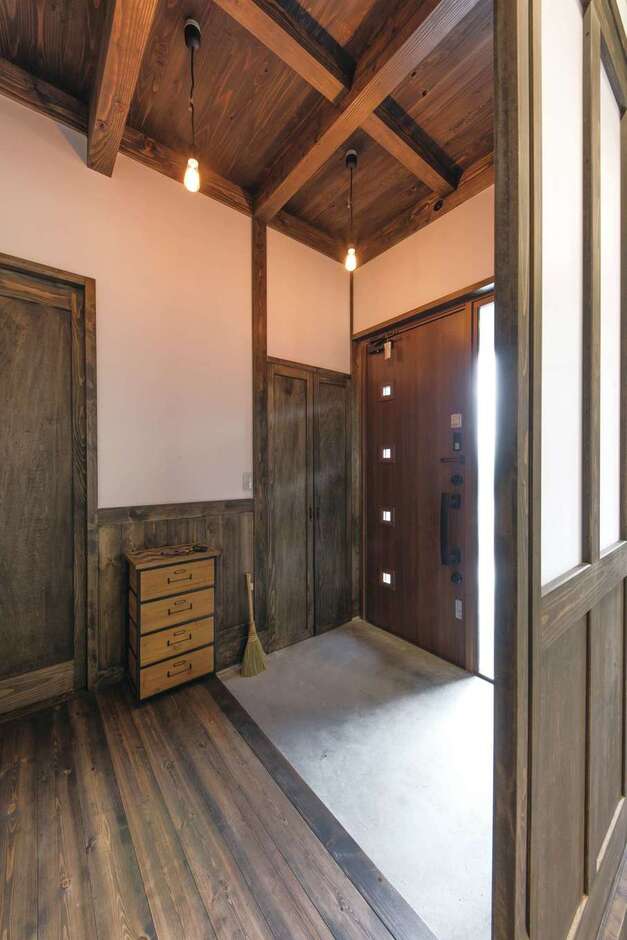 ゆったりとした広さの玄関ホール。引き戸を開ければLDKとひとつの空間に。土間側からも直接リビングに上がれる