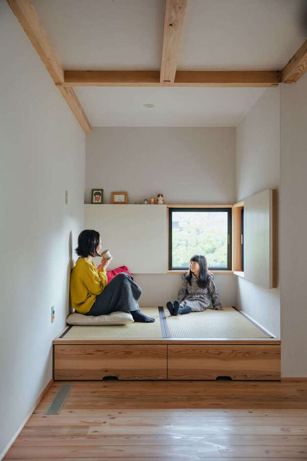 リビングに併設された、2畳の小上がり和室は家族のお気に入りスペース。腰を下ろしてちょっとくつろぎたい時にぴったり。畳の下には引き出し収納も