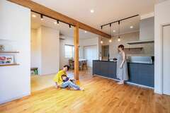 あたたかみのある無垢オークのLDKは、畳を含めて23畳以上の広さ。畳や柱＆梁でほどよく役割が分けられ、居心地がいい。随所に備えられた棚や収納で物が散らかることなくスッキリ【ハウテックス】