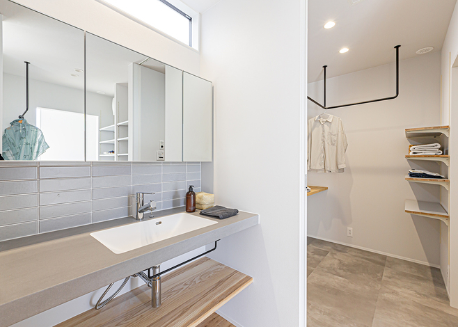 ランドリーと分けて設けた洗面スペース。玄関からの帰宅動線上にあり、家族が同時に使用できる広さを確保