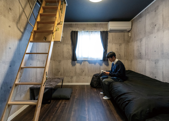 全室のクロスを変えて、遊び心を演出。次男の部屋は無機質なコンクリート調に。ハシゴを昇ると4.5畳のロフトがあり、将来生まれてくる孫たちの秘密基地にする予定
