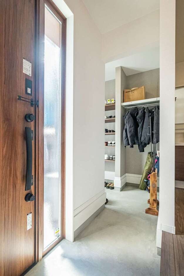 モルタル仕上げの土間玄関。ご主人の釣竿も収納できる