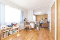 アコーディオンカーテンで自由に間仕切りできる子ども部屋。将来、娘さんたちが巣立っても、夫婦それぞれの趣味部屋として使えそう【Yamaguchi Design 】