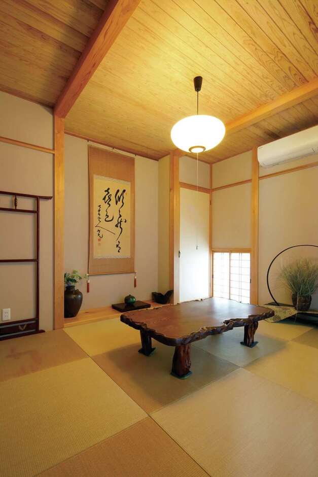 雪見障子やスギの天井を設えた和室。手漉き和紙も時の経過とともに、落ち着いた風合いに