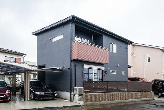 ブラックと木調でコーディネートした外観。駐車スペースも余裕をもって確保