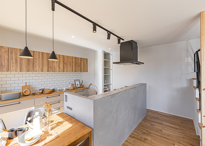 セニベトンの腰壁と木目の相性も抜群