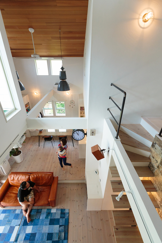 高い吹き抜けとスケルトン階段が視線の通りを邪魔せず、リビングを実際以上に広々と感じさせる