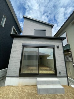 モダンなデザインの住宅外観。大きな窓が特徴的で、室内への自然光の取り込みを考慮した設計である。【英知工務店】