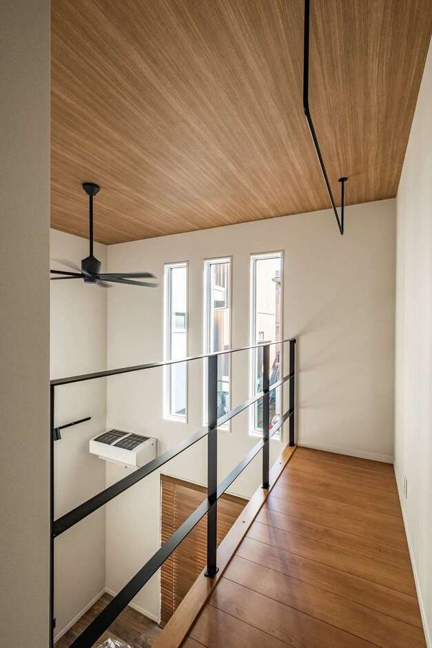 2階ホールを壁で仕切らず、手すりにしたことで視線が抜け、より開放感が生まれた